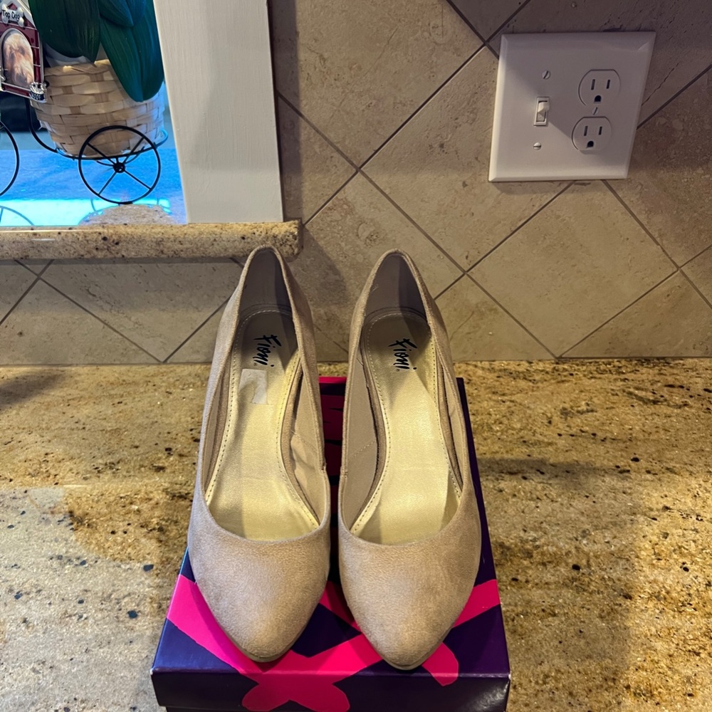 Fiomi Nude Pump size 8